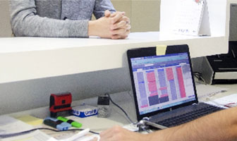 受付窓口、カウンセリングの写真